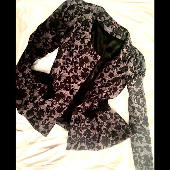 Runway Unique baroque sculptured bottom detail. - Picture 2 of 8